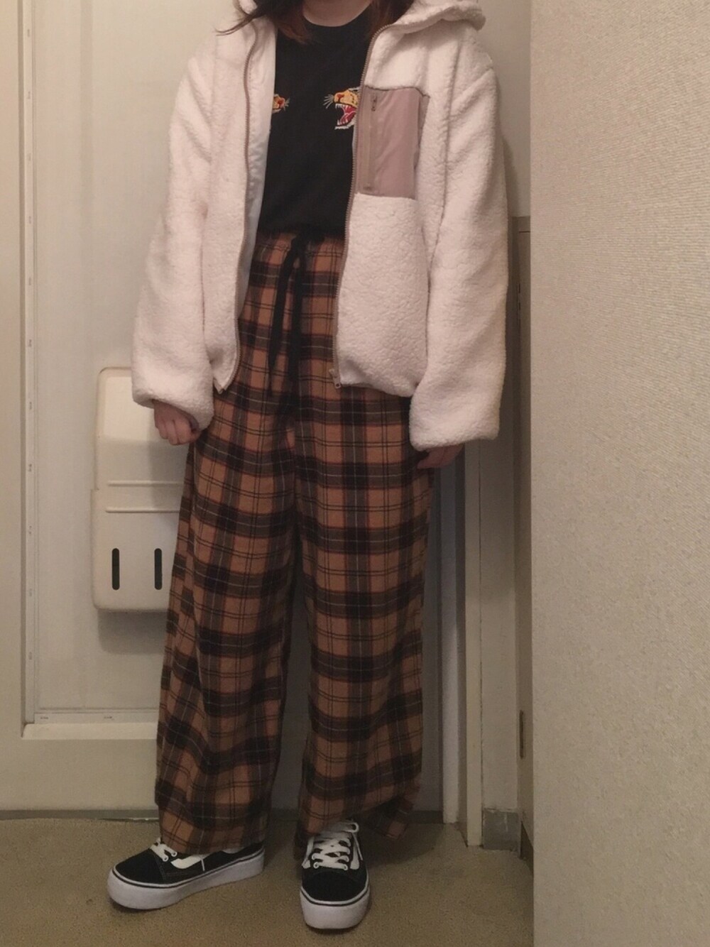 「SPINNS、スカT、虎、w closet、チェックパンツ、VANS、スニーカー、natural couture、ボアパーカー、もこもこ」｜「SPINNSのアイテム（Tシャツ/カットソー、ブラック系）」を使った、N a t s u k i 🐰さん（レディース・157cm）の秋コーディネートの1枚目の写真