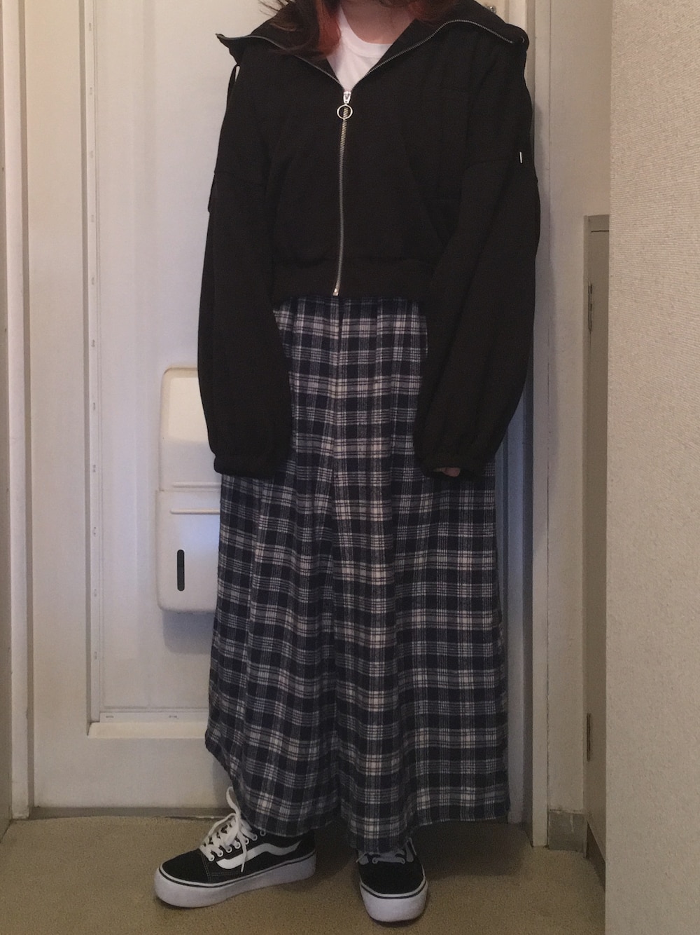 「w closet、ドロップショルダー、パーカー、MINTmatebox、グラフィックＴ、nice claup、チェックパンツ、VANS、スニーカー」｜「w closetのドロップショルダーZIPアップパーカー（パーカー、ブラック系）」を使った、N a t s u k i 🐰さん（レディース・157cm）の秋コーディネートの1枚目の写真