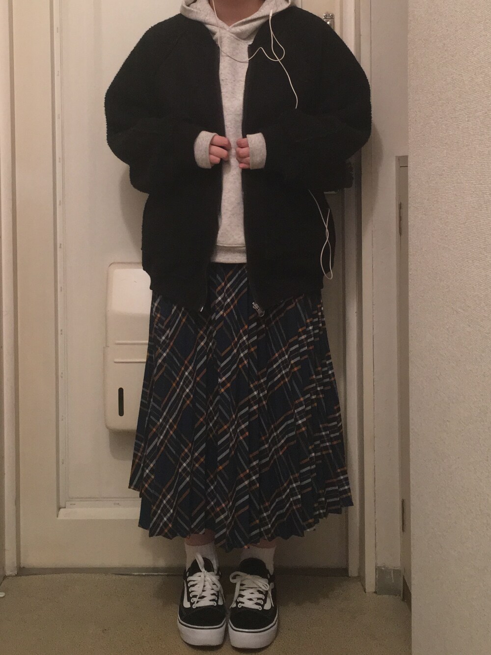 「AMERICAN HOLIC、パーカー、チェック、プリーツスカート、w closet、ボアブルゾン、VANS、スニーカー」｜「AMERICAN HOLICのチェックプリーツロングスカート（スカート、グリーン系）」を使った、N a t s u k i 🐰さん（レディース・157cm）の秋コーディネートの1枚目の写真
