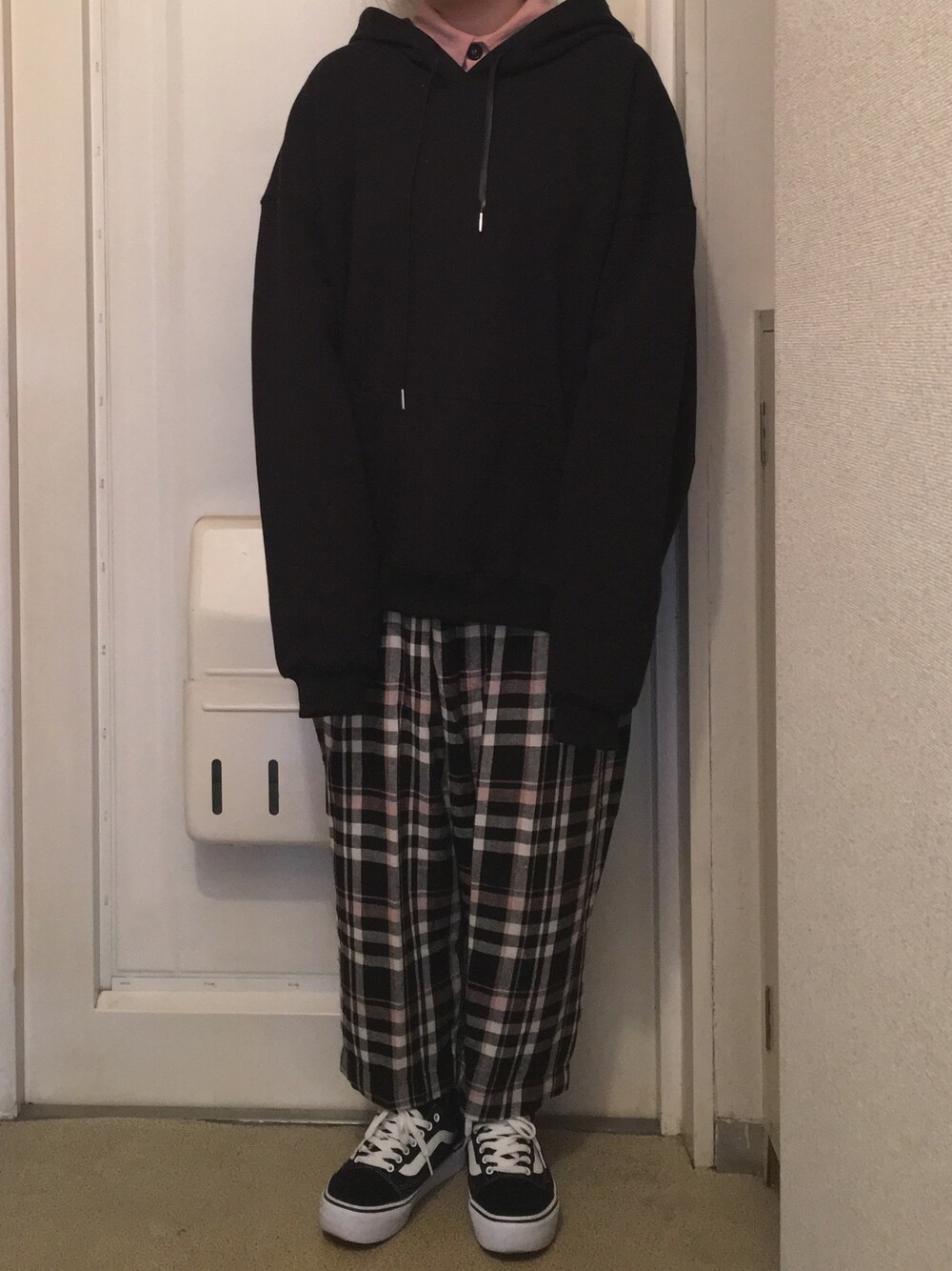 「はらぺこ商店、シャツ、CHIHIROYASUDA、やすだちひろ、パーカー、AMERICAN HOLIC、チェックパンツ、VANS、スニーカー」｜「CHIHIRO YASUDAのアイテム（パーカー、ブラック系）」を使った、N a t s u k i 🐰さん（レディース・157cm）の冬コーディネートの1枚目の写真