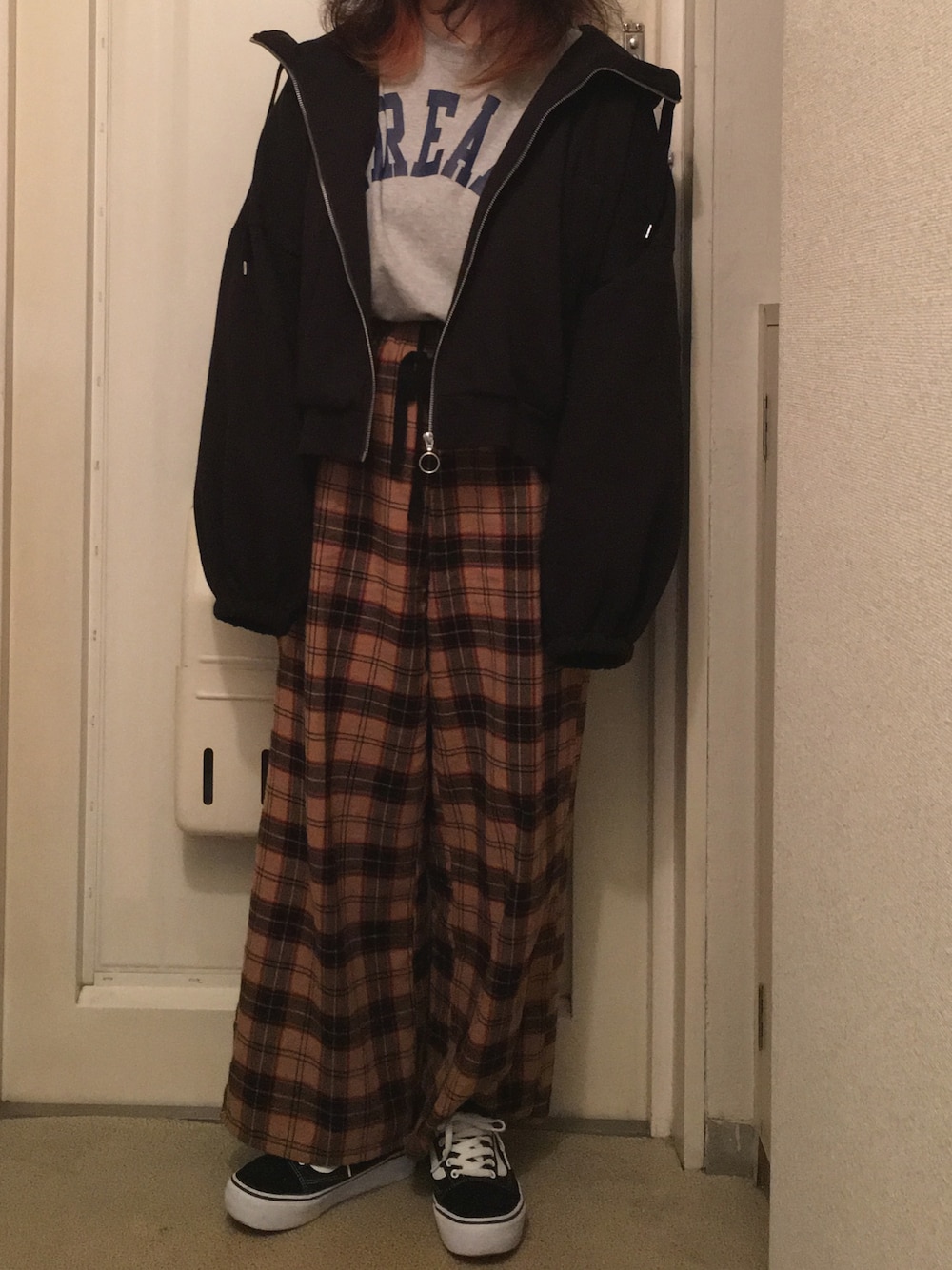 「nice claup、スウェット、w closet、ドロップショルダー、パーカー、チェックパンツ、VANS、スニーカー、ゆるコーデ」｜「NICE CLAUPのアイテム（スウェット、グレー系）」を使った、N a t s u k i 🐰さん（レディース・157cm）の冬コーディネートの1枚目の写真