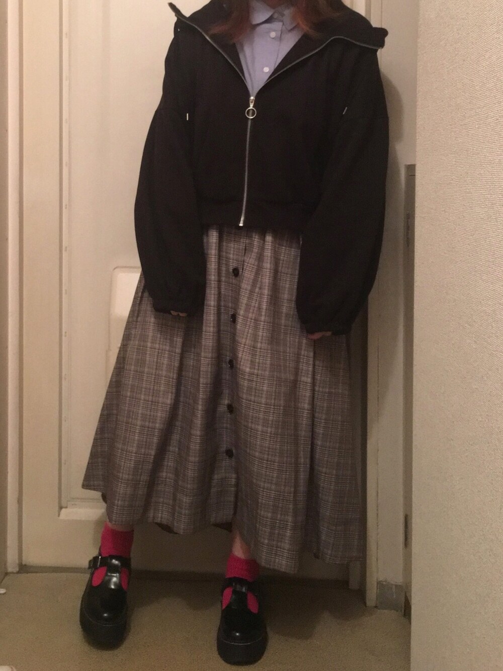 「w closet、ドロップショルダー、パーカー、チェック、フレアスカート、LOWRYS FARM、シャツ」｜「w closetのドロップショルダーZIPアップパーカー（パーカー、ブラック系）」を使った、N a t s u k i 🐰さん（レディース・157cm）の冬コーディネートの1枚目の写真