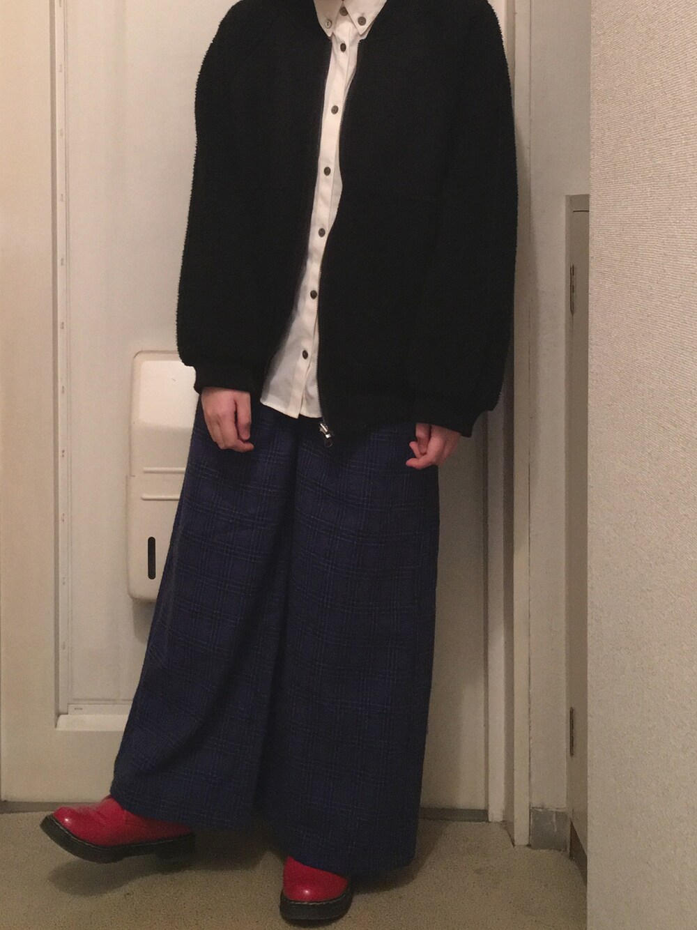 「w closet、ボアブルゾン、リバーシブル、SPINNS、チェック、ワイドパンツ、青」｜「w closetのウール×ボアリバーシブルブルゾン（ジャケット/アウター、ブラック系）」を使った、N a t s u k i 🐰さん（レディース・157cm）の冬コーディネートの1枚目の写真