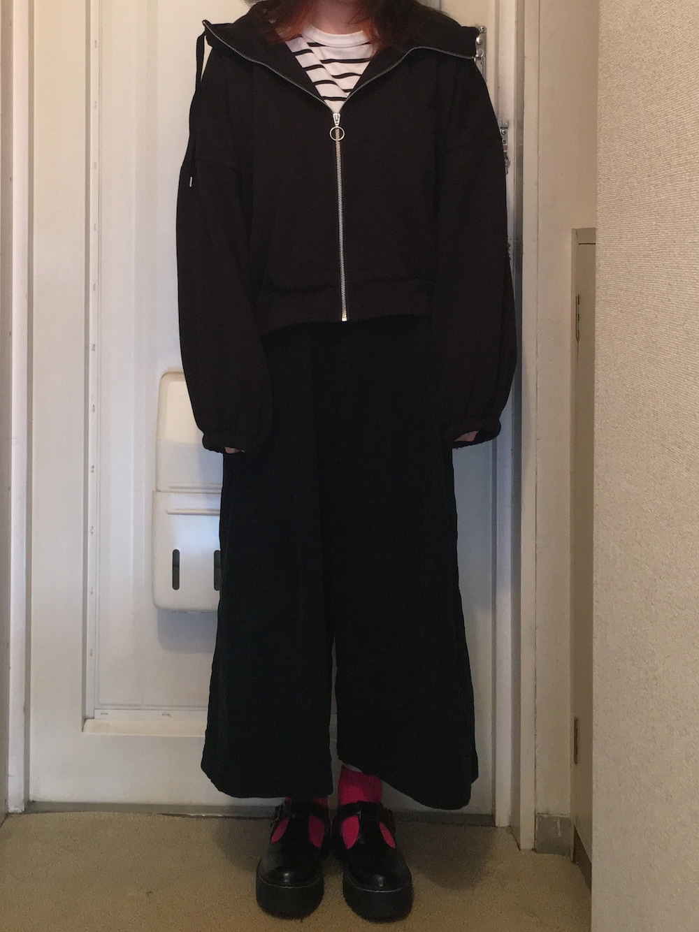 「w closet、ドロップショルダー、パーカー、GU、ボーダー、ロンT、HEART MARKET」｜「w closetのドロップショルダーZIPアップパーカー（パーカー、ブラック系）」を使った、N a t s u k i 🐰さん（レディース・157cm）の冬コーディネートの1枚目の写真