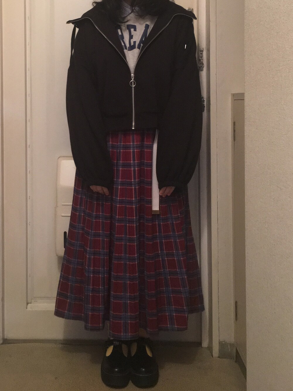 「w closet、ドロップショルダー、パーカー、チェックスカート、nice claup、スウェット、LOWRYS FARM、シャツ、サントニブンノイチ、ガチャベルト」｜「w closetのアイテム（スカート、レッド系）」を使った、N a t s u k i 🐰さん（レディース・157cm）の冬コーディネートの1枚目の写真