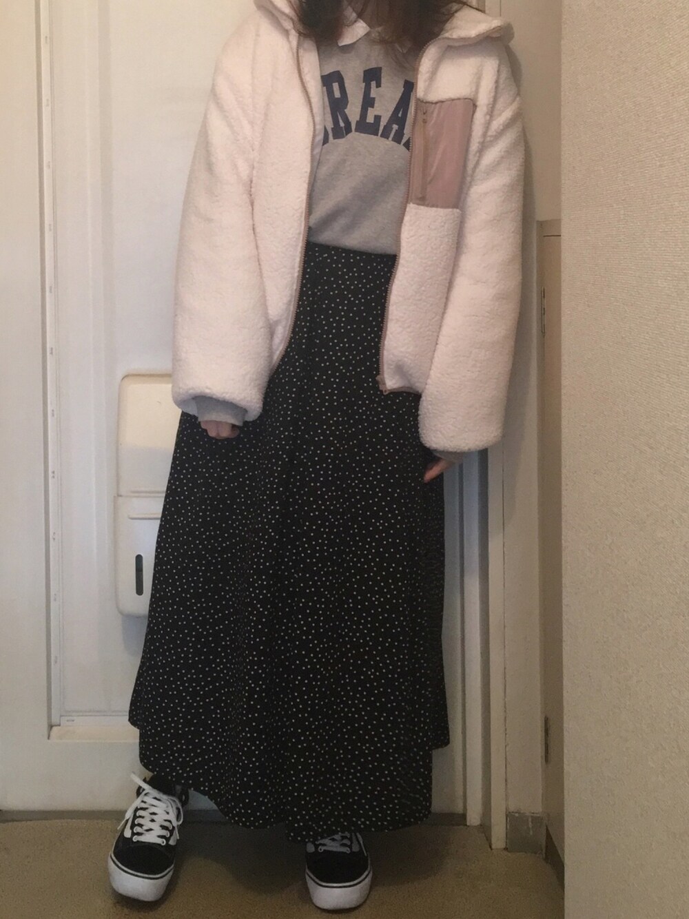 「natural couture、ボアパーカー、nice claup、スウェット、シャツ、Ray Cassin、ドット、スカンツ、VANS、スニーカー」｜「NICE CLAUPのアイテム（スウェット、グレー系）」を使った、N a t s u k i 🐰さん（レディース・157cm）の冬コーディネートの1枚目の写真