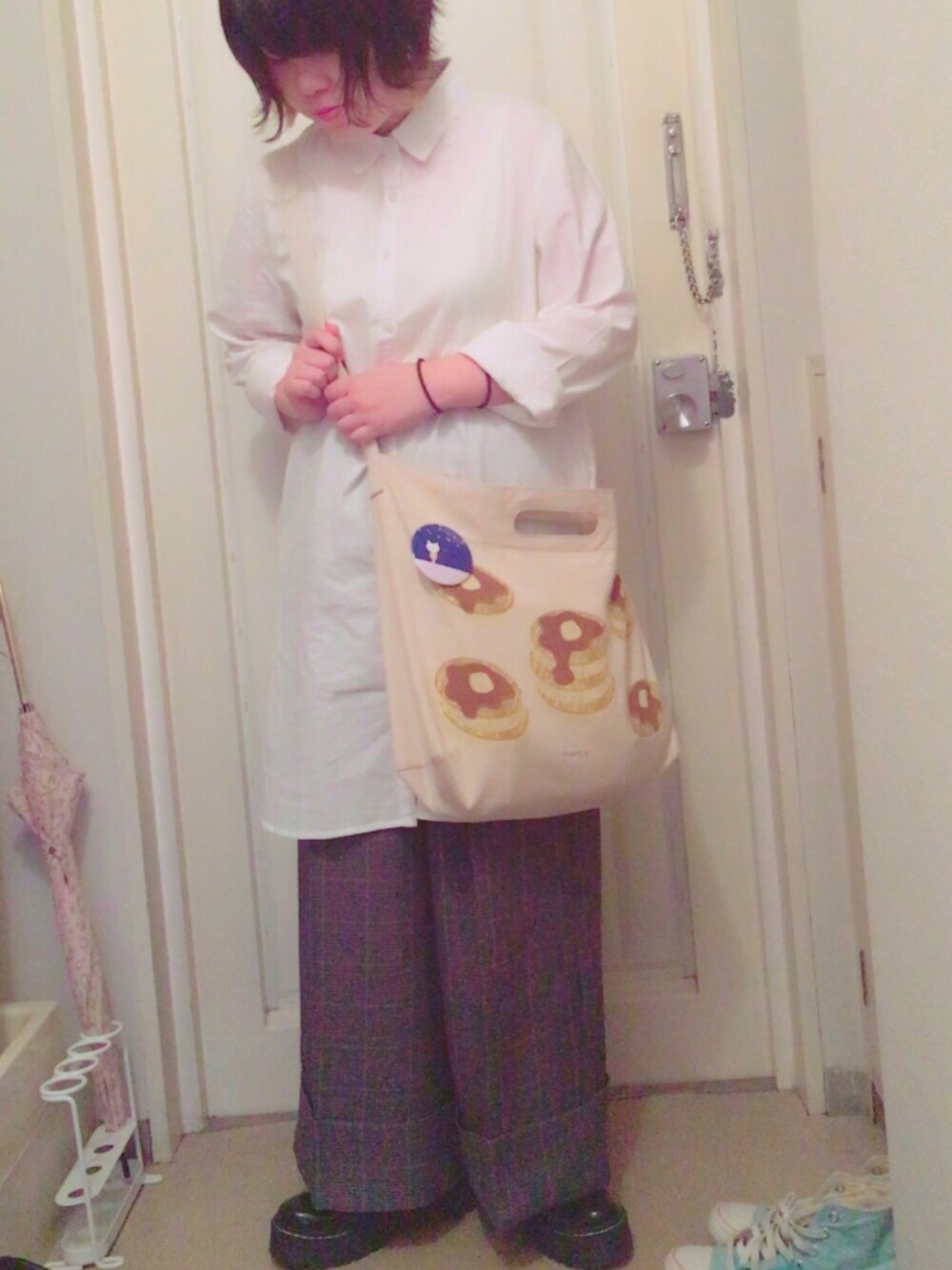「シャツ、nice claup、グレンチェック、まると、さんかくと、しかくと。、ホットケーキ」｜「しまむらのアイテム（シャツ/ブラウス、ホワイト系）」を使った、N a t s u k i 🐰さん（レディース・157cm）の秋コーディネートの1枚目の写真