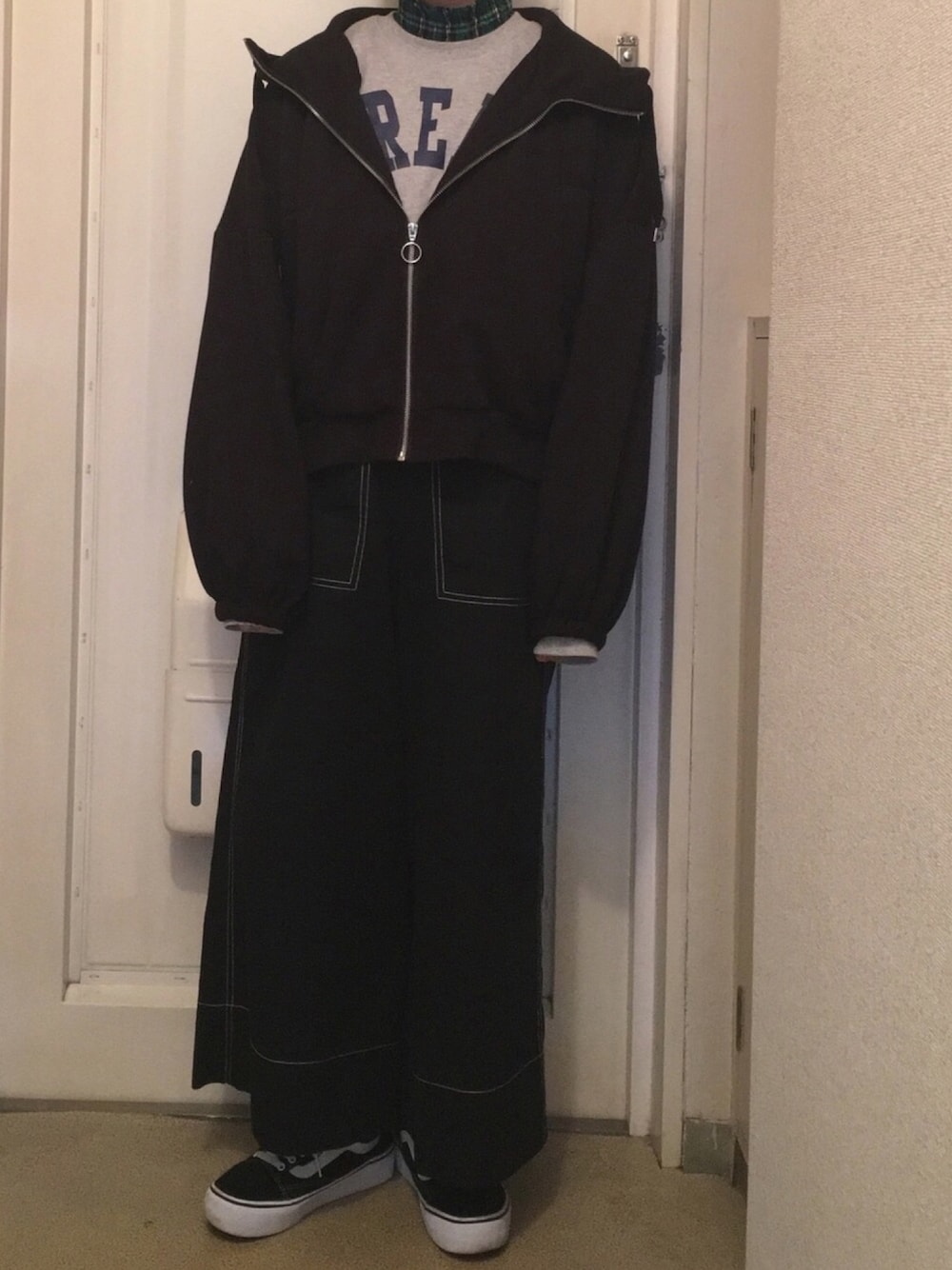 「nice claup、スウェット、w closet、ドロップショルダー、パーカー、Ray Cassin、チェック、ViS、VANS、スニーカー」｜「w closetのドロップショルダーZIPアップパーカー（パーカー、ブラック系）」を使った、N a t s u k i 🐰さん（レディース・157cm）の春コーディネートの1枚目の写真