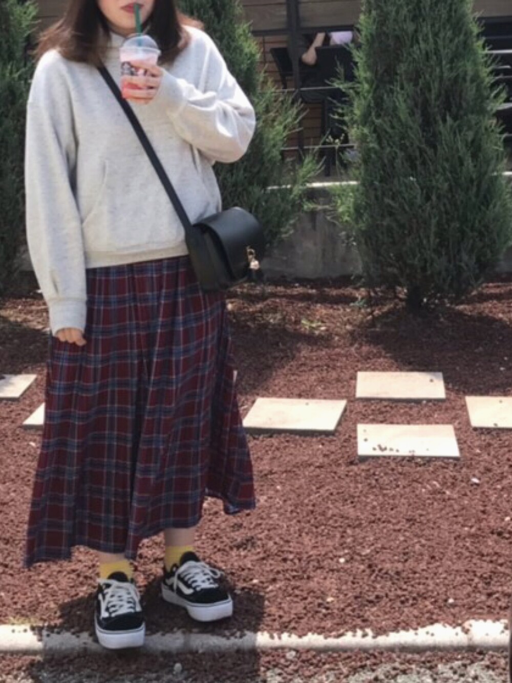 「AMERICAN HOLIC、パーカー、w closet、チェックスカート、nice claup、ショルダーバッグ、VANS、スニーカー」｜「AMERICAN HOLICのアイテム（パーカー、グレー系）」を使った、N a t s u k i 🐰さん（レディース・157cm）の春コーディネートの1枚目の写真