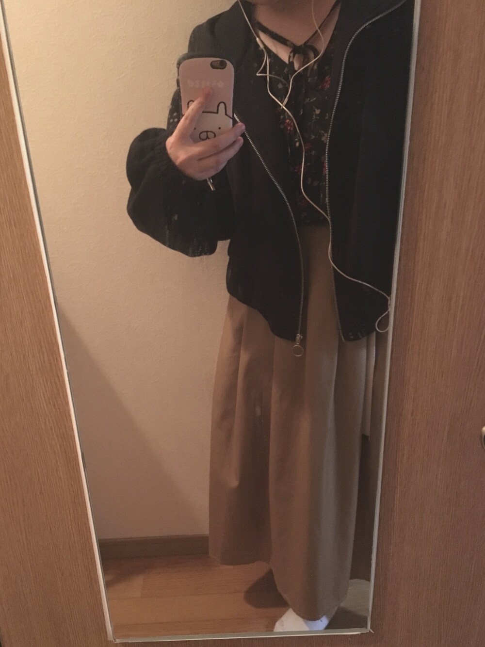 「w closet、ドロップショルダー、パーカー、E hyphen world gallary、花柄ブラウス、ロングスカート、サントニブンノイチ、ガチャベルト」｜「w closetのドロップショルダーZIPアップパーカー（パーカー、ブラック系）」を使った、N a t s u k i 🐰さん（レディース・157cm）の春コーディネートの1枚目の写真