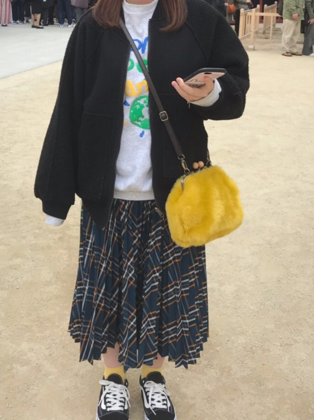 「w closet、ボアブルゾン、古着、サントニブンノイチ、スウェット、AMERICAN HOLIC、チェック、プリーツスカート、VANS、スニーカー」｜「AMERICAN HOLICのチェックプリーツロングスカート（スカート、グリーン系）」を使った、N a t s u k i 🐰さん（レディース・157cm）の春コーディネートの1枚目の写真