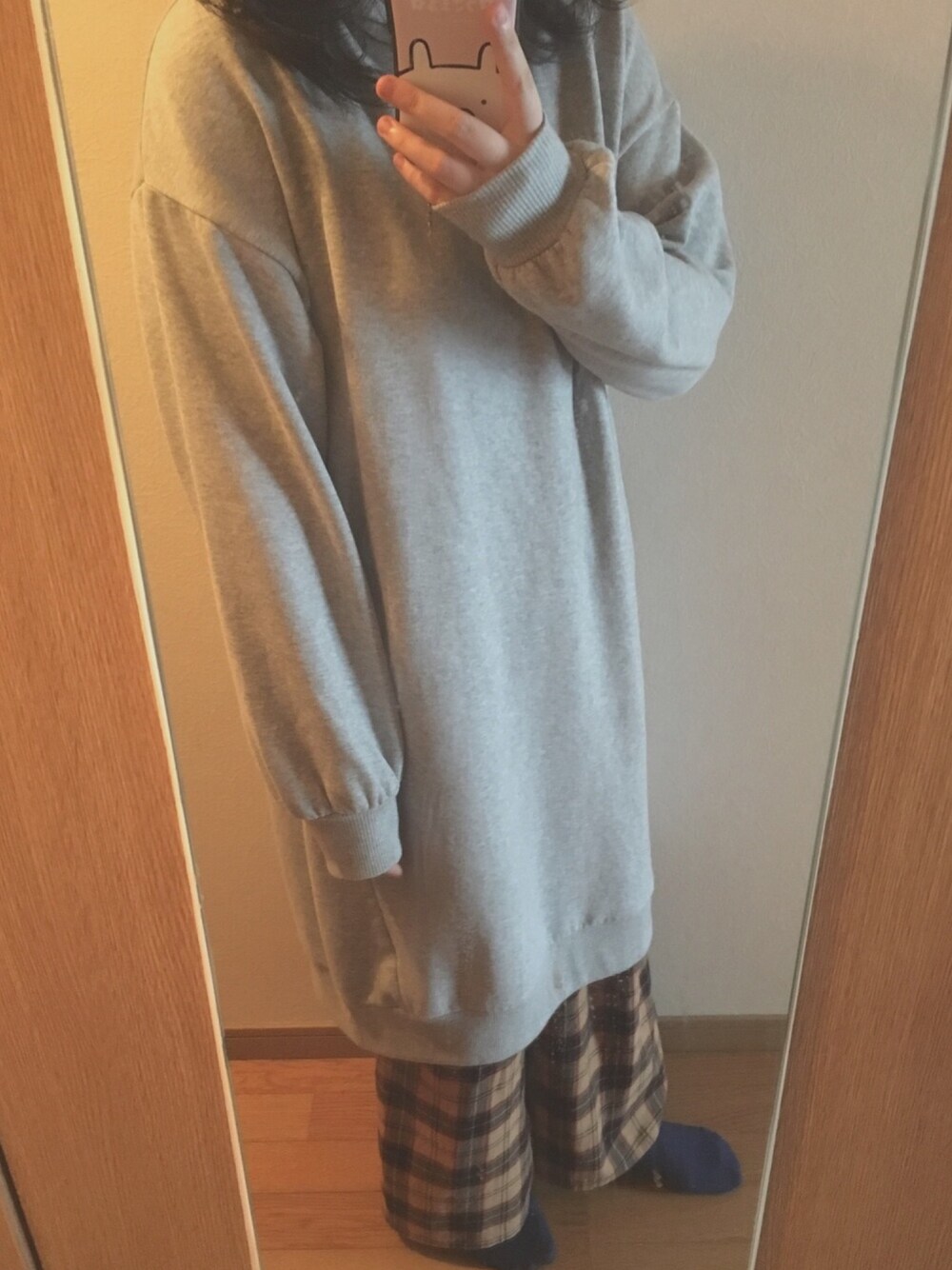「GU、パーカーワンピース、w closet、チェックパンツ、VANS、スニーカー、ゆるコーデ」｜「GUのアイテム（パーカー、グレー系）」を使った、N a t s u k i 🐰さん（レディース・157cm）の春コーディネートの1枚目の写真