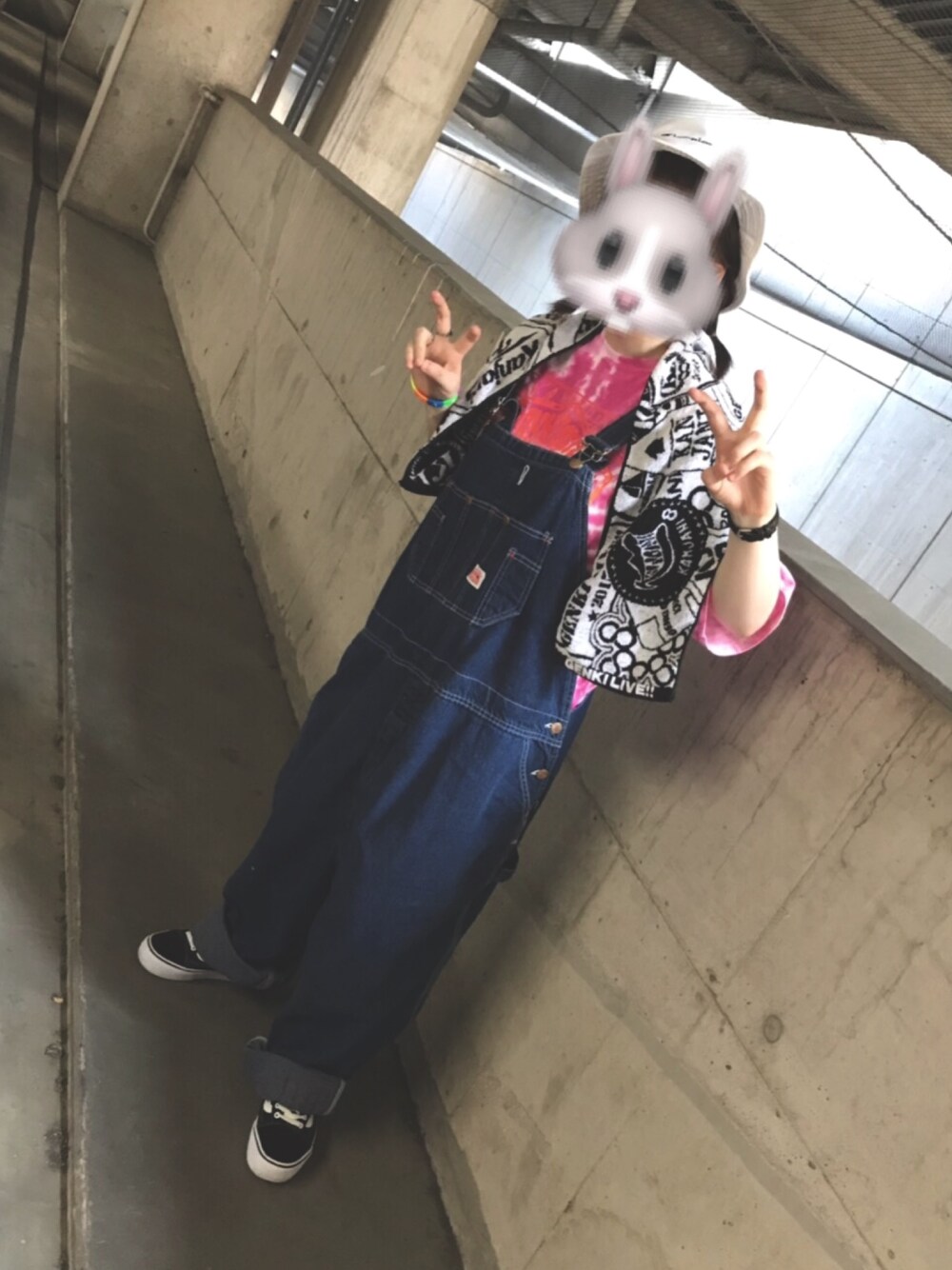 「十五祭、タイダイ柄、Tシャツ、古着、オーバーオール、VANS、スニーカー、参戦服」｜「十五祭のアイテム（Tシャツ/カットソー、ピンク系）」を使った、N a t s u k i 🐰さん（レディース・157cm）の夏コーディネートの1枚目の写真