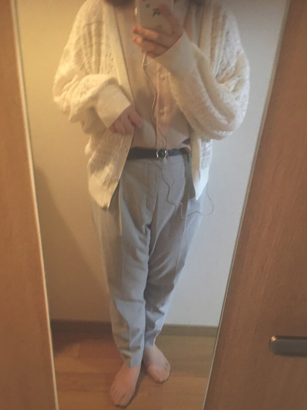 「AS KNOW AS、カーディガン、GU、シャツ、パンプス、UNIQLO、オフィスカジュアル、シャツスタイル、LOWRYS FARM、ベルト」｜「GUのアイテム（シャツ/ブラウス、ベージュ系）」を使った、N a t s u k i 🐰さん（レディース・157cm）の秋コーディネートの1枚目の写真