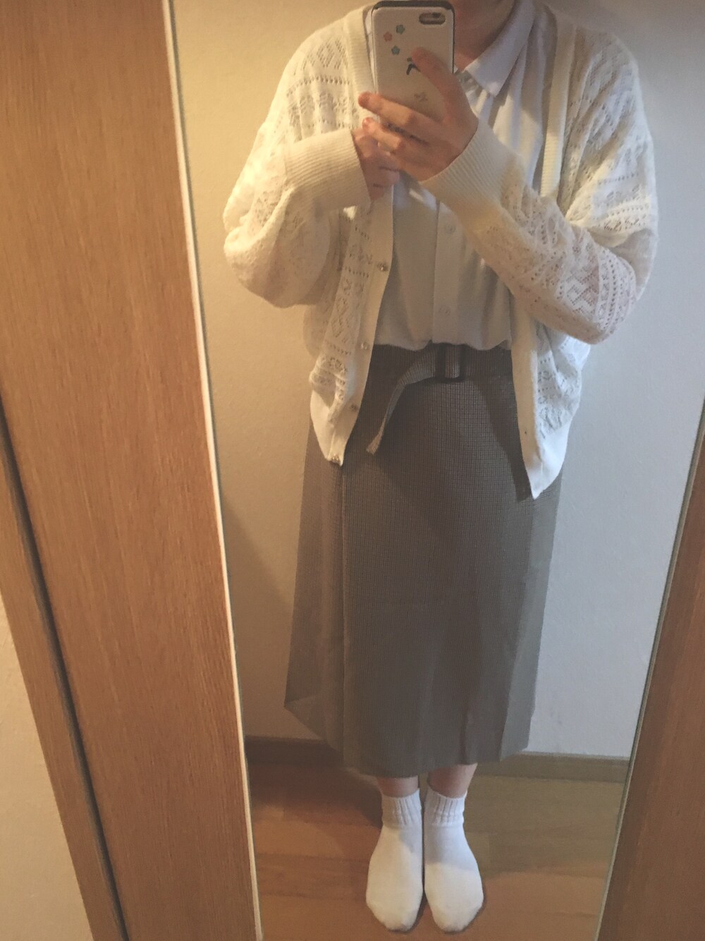 「AS KNOW AS、カーディガン、UNIQLO、シャツ、ROPE' PICNIC(ROPE' PICNIC)、チェック、ラップ風スカート、ストラップシューズ」｜「AS KNOW AS plusのアイテム（カーディガン/ボレロ、ホワイト系）」を使った、N a t s u k i 🐰さん（レディース・157cm）の秋コーディネートの1枚目の写真