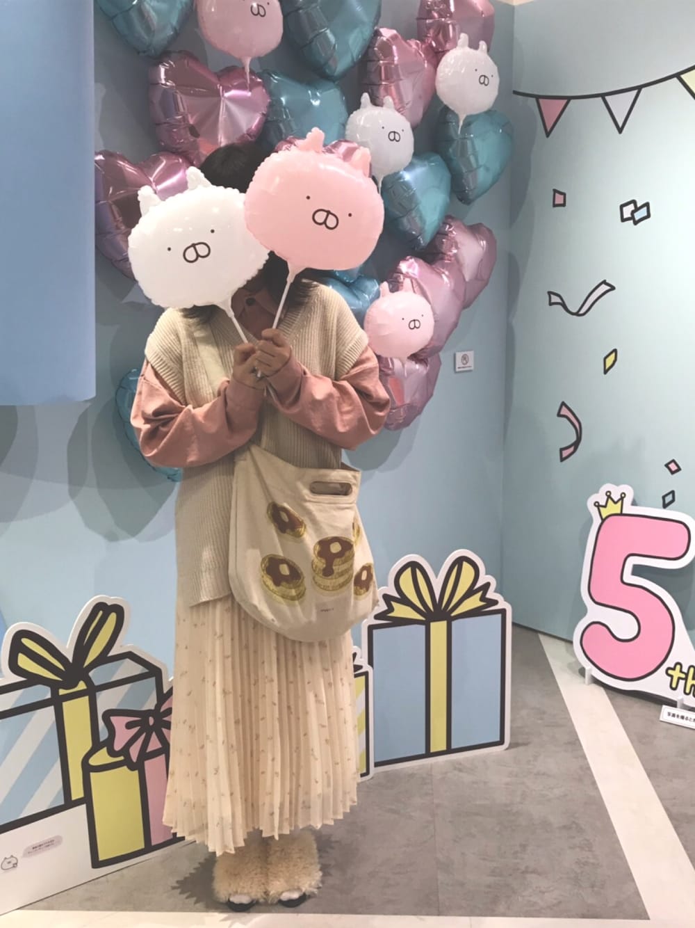 「GU、ニットベスト、はらぺこ商店、シャツ、niko and ...、プリーツスカート、花柄、w closet、ファーサンダル」｜「w closetのファーミュール（サンダル、ホワイト系）」を使った、N a t s u k i 🐰さん（レディース・157cm）の秋コーディネートの1枚目の写真