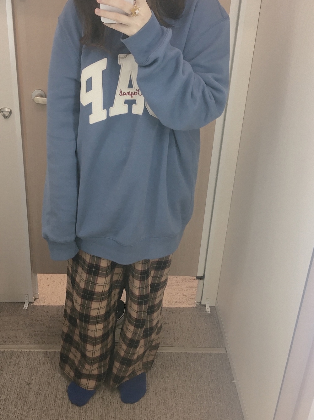 「GAP、スウェット、w closet、チェックパンツ、VANS、スニーカー、ゆるコーデ」｜「GAPのアイテム（スウェット、ブルー系）」を使った、N a t s u k i 🐰さん（レディース・157cm）の秋コーディネートの1枚目の写真