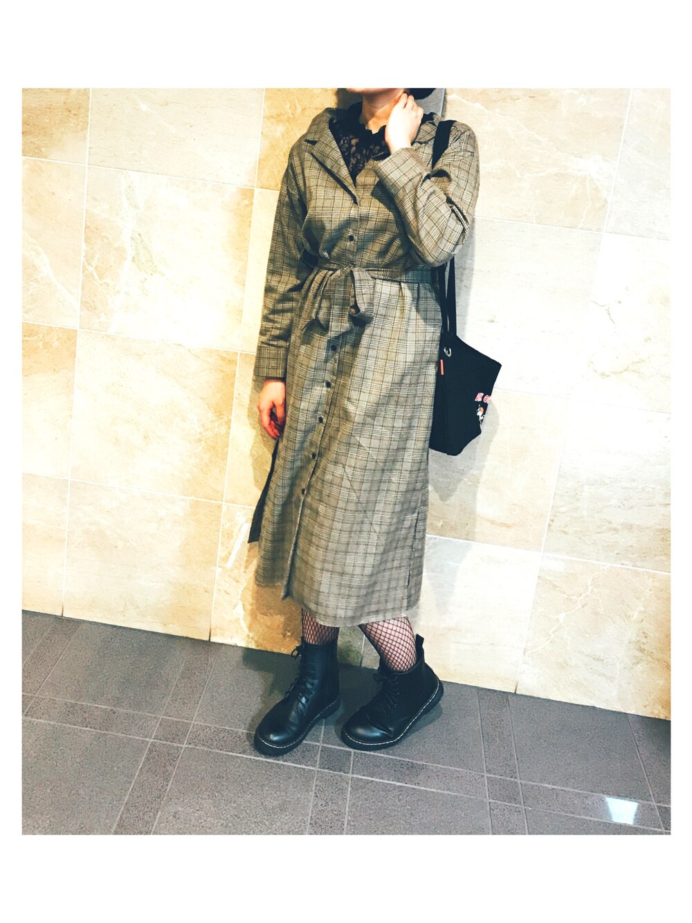 ブラウン系のワンピース、ブラック系のバックパック/リュック、ブラック系のTシャツ/カットソーを着用したレディースの秋コーディネートの1枚目の写真