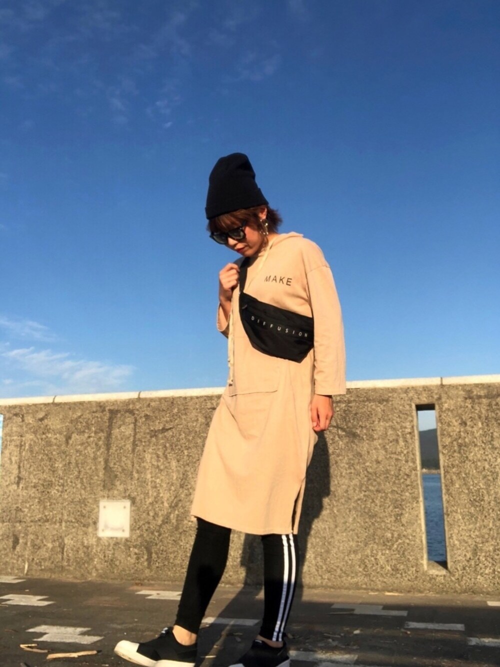 「シンプルおしゃれが好き、休日スタイル、シンプル、韓国ファッション、ラインレギンス、ワンピース、ロゴパーカー、ボディバッグ、スポーツミックス、プチプラ」｜「UNDERCOVERのL9H03（ニットキャップ/ビーニー、ブラック系）」を使った、♡、。・S♡、。・:*:・さん（レディース・159cm）の秋コーディネートの1枚目の写真