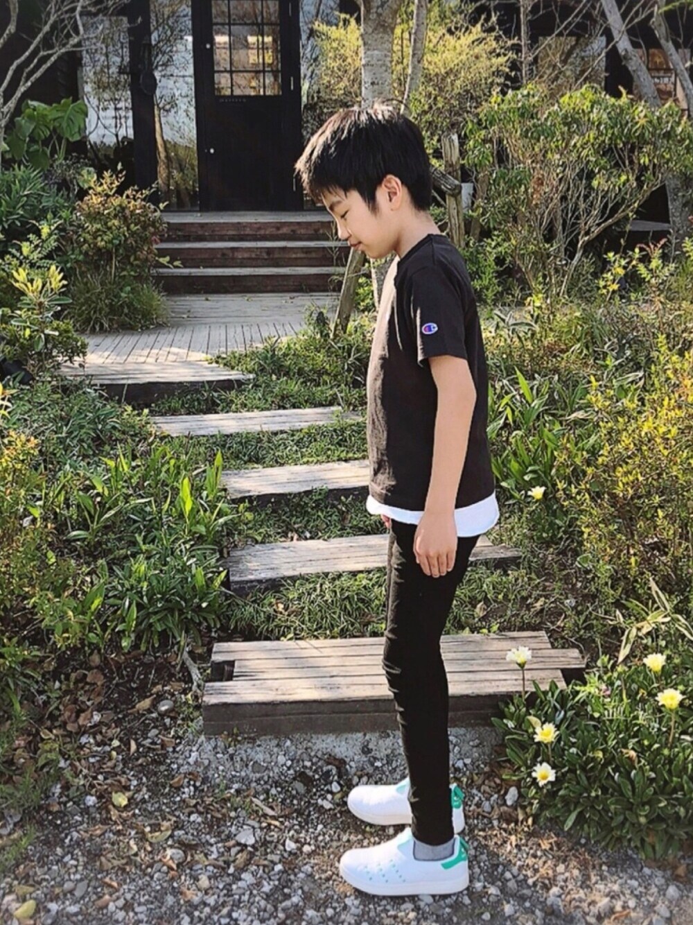 グレー系のTシャツ/カットソー、ホワイト系のタンクトップ、ブラック系のその他パンツを着用したキッズの春コーディネートの1枚目の写真