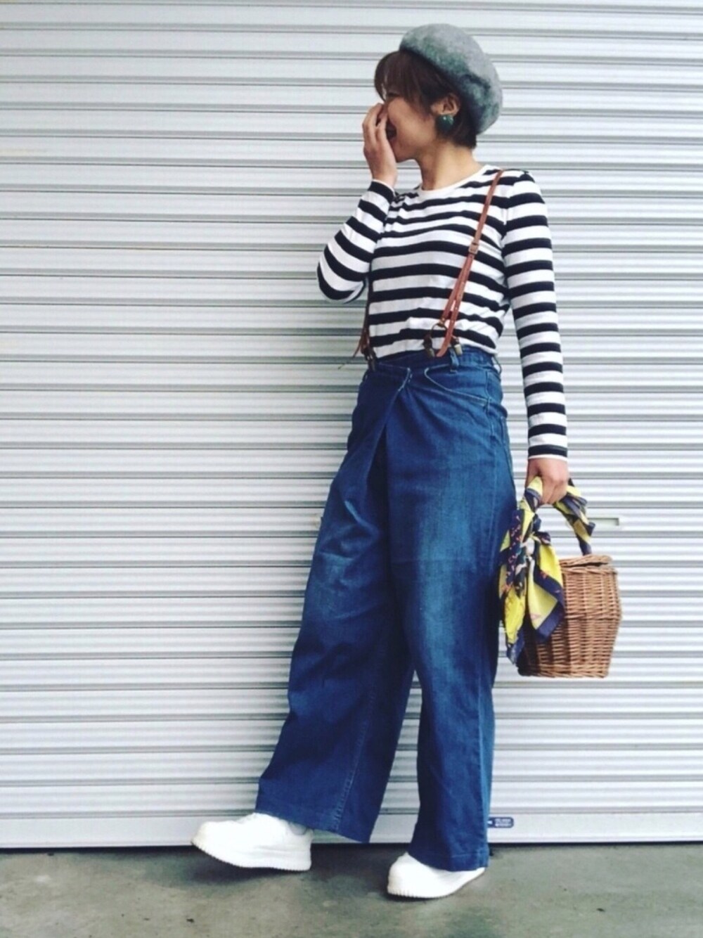 「スカーフアレンジ、ボーダー、サスペンダー、ウエストイン、ワイドパンツ、デニムパンツ、かごバッグ、ベレー帽、厚底シューズ、ハイウエスト」｜「MAJESTIC LEGONのカラーベレー帽（ハンチング/ベレー帽、グレー系）」を使った、♡、。・S♡、。・:*:・さん（レディース・159cm）の春コーディネートの1枚目の写真