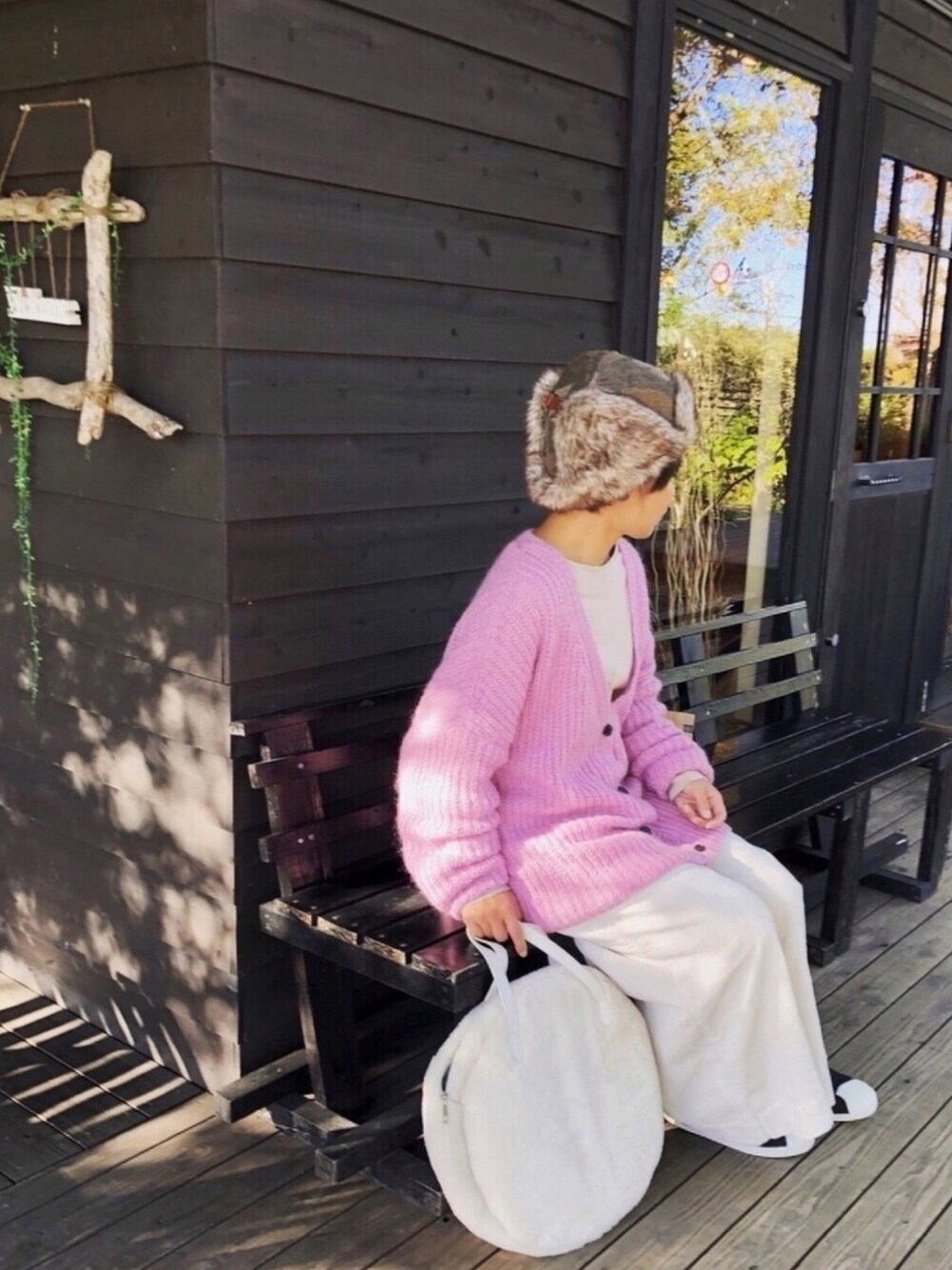 ベージュ系のTシャツ/カットソー、ピンク系のカーディガン/ボレロ、ホワイト系のその他パンツを着用したレディースの秋コーディネートの1枚目の写真