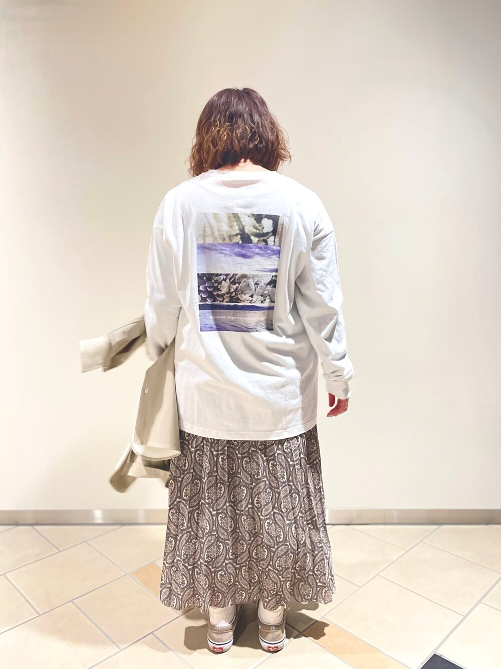 ホワイト系のTシャツ/カットソー、ホワイト系のスカート、グレー系のシャツ/ブラウスを着用したレディースの春コーディネートの1枚目の写真