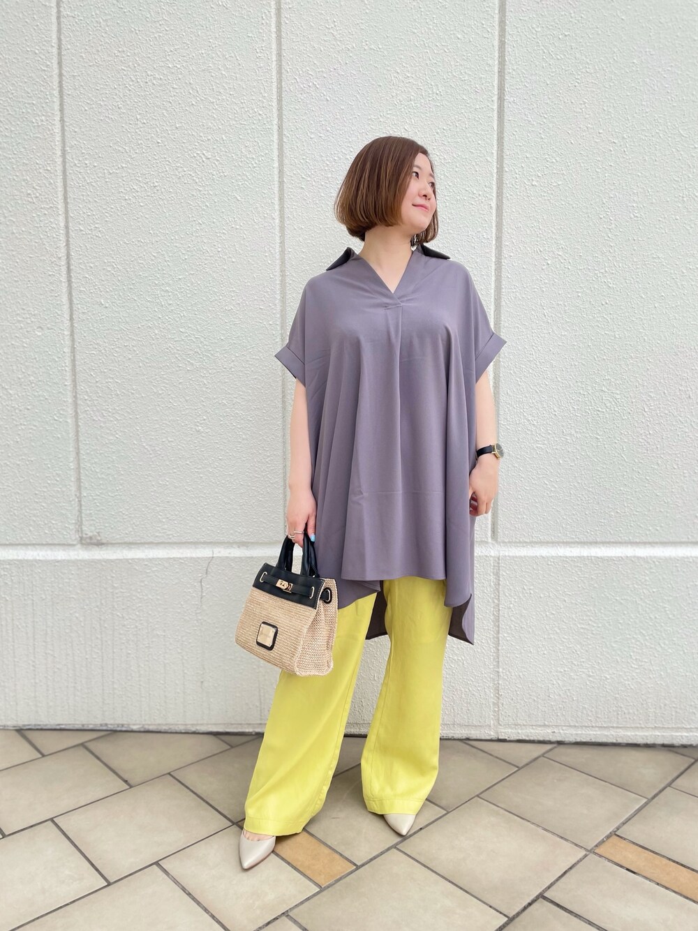 グレー系のシャツ/ブラウス、イエロー系のその他パンツ、ブラック系のトートバッグを着用したレディースの春コーディネートの1枚目の写真