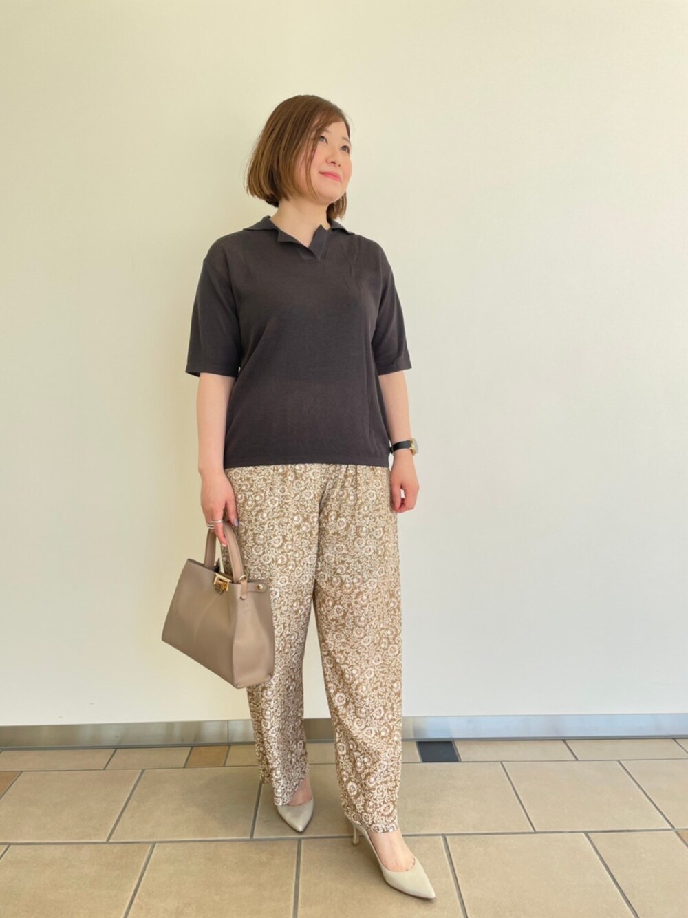 「カジュアルコーデ、大人コーデ、ポロニット、サマーニット、パンツスタイル、柄パンツ、花柄、低身長、ITEMS URBANRESEARCH、シンプル」｜「ITEMS URBANRESEARCHのポロニットTシャツ（ニット/セーター、グレー系）」を使った、chisaaaさん（レディース・152cm）の夏コーディネートの1枚目の写真