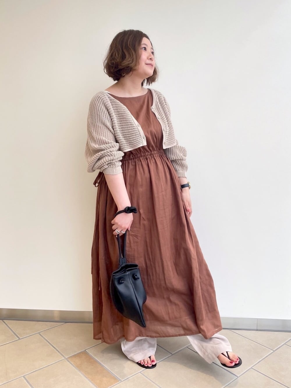 「ワンピース、インド綿、ブラウン×ベージュ、カーディガン、セットアイテム、パンツレイヤード、デート、ガーリー、ITEMS URBANRESEARCH、低身長」｜「ITEMS URBANRESEARCHのインド綿ウエストギャザーワンピース（ワンピース、ブラウン系）」を使った、chisaaaさん（レディース・152cm）の夏コーディネートの1枚目の写真