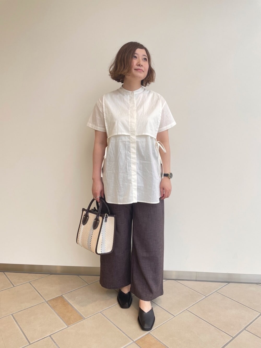 「きれいめカジュアル、おでかけ、レイヤード風、ラップパンツ、オトナカジュアル、ITEMS URBANRESEARCH、シャツ、2WAYﾊﾞｯｸﾞ、スクエアトゥ、低身長」｜「ITEMS URBANRESEARCHのレイヤードスタンドカラーシャツ（シャツ/ブラウス、ホワイト系）」を使った、chisaaaさん（レディース・152cm）の夏コーディネートの1枚目の写真