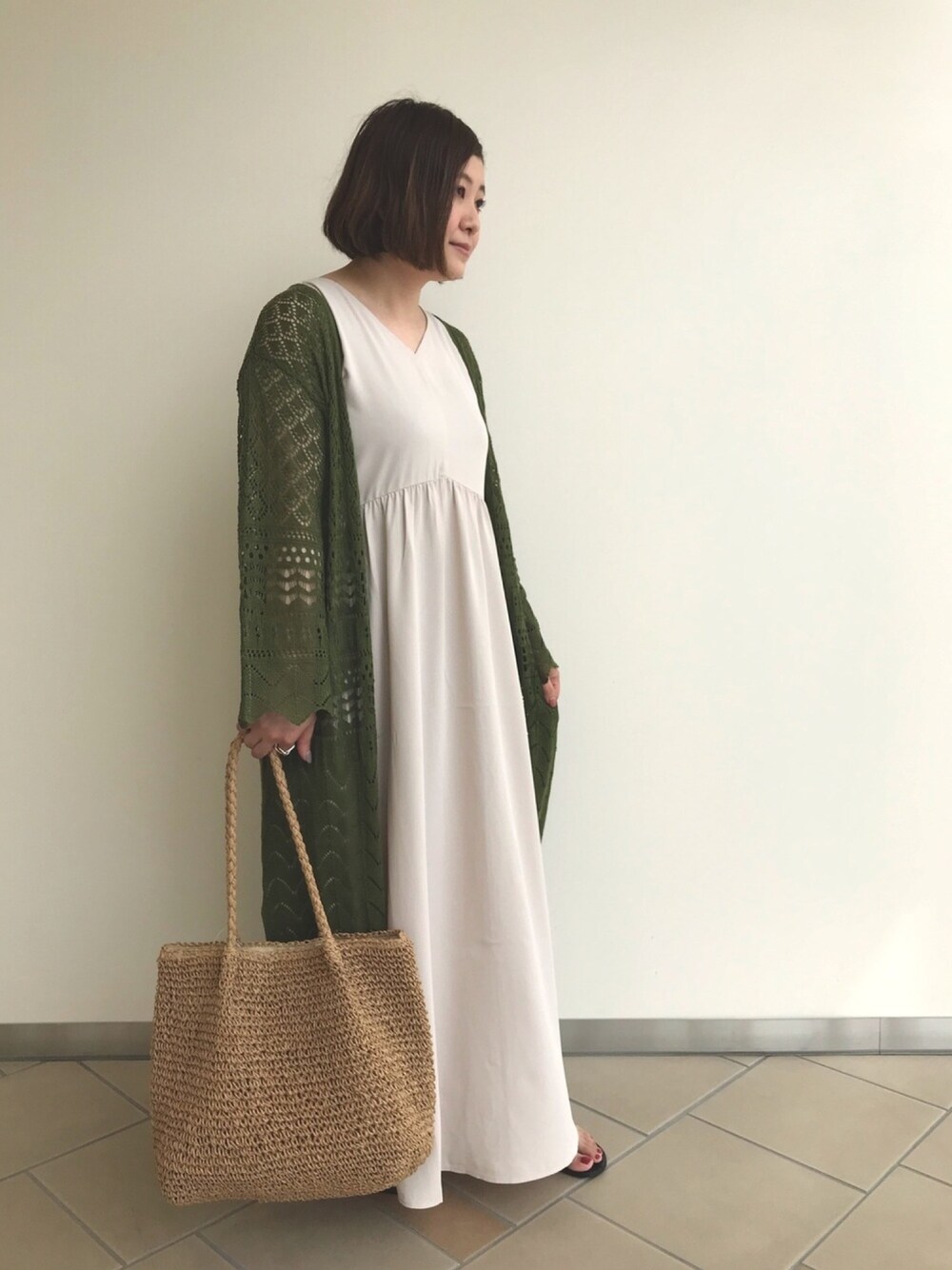 「夏コーデ、オトナカジュアル、ロングワンピース、ロングカーディガン、ワンピース、透かし編みニット、らくちん、ITEMS URBANRESEARCH、体型カバー、夏バッグ」｜「ITEMS URBANRESEARCHのVネックノースリーブワンピース（ワンピース、ホワイト系）」を使った、chisaaaさん（レディース・152cm）の夏コーディネートの1枚目の写真