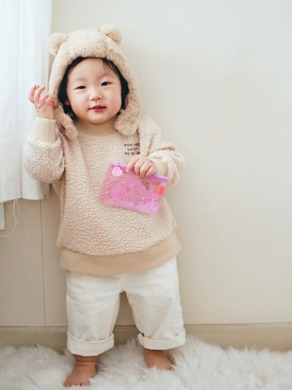 「girl、1歳、1歳6ヶ月、tinycottons、ファー小物、もこもこ、ホワイトデニム、娘コーデ、赤ちゃん、ベージュ」｜「tinycottonsの19AW YOU ARE LUCKY" SWEATSHIRT（スウェット、ベージュ系）」を使った、Kちゃんさん（キッズ・80cm）の春コーディネートの1枚目の写真