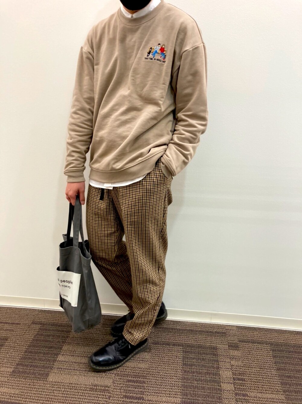 「年末WEAR感謝祭、GU、beautiful people、Right-on、Dr.Martens、プチプラ、ベージュ、スウェット、刺繍」｜「GUのアイテム（パンツ、ベージュ系）」を使った、koukikawaguchiさん（メンズ・172cm）の冬コーディネートの1枚目の写真