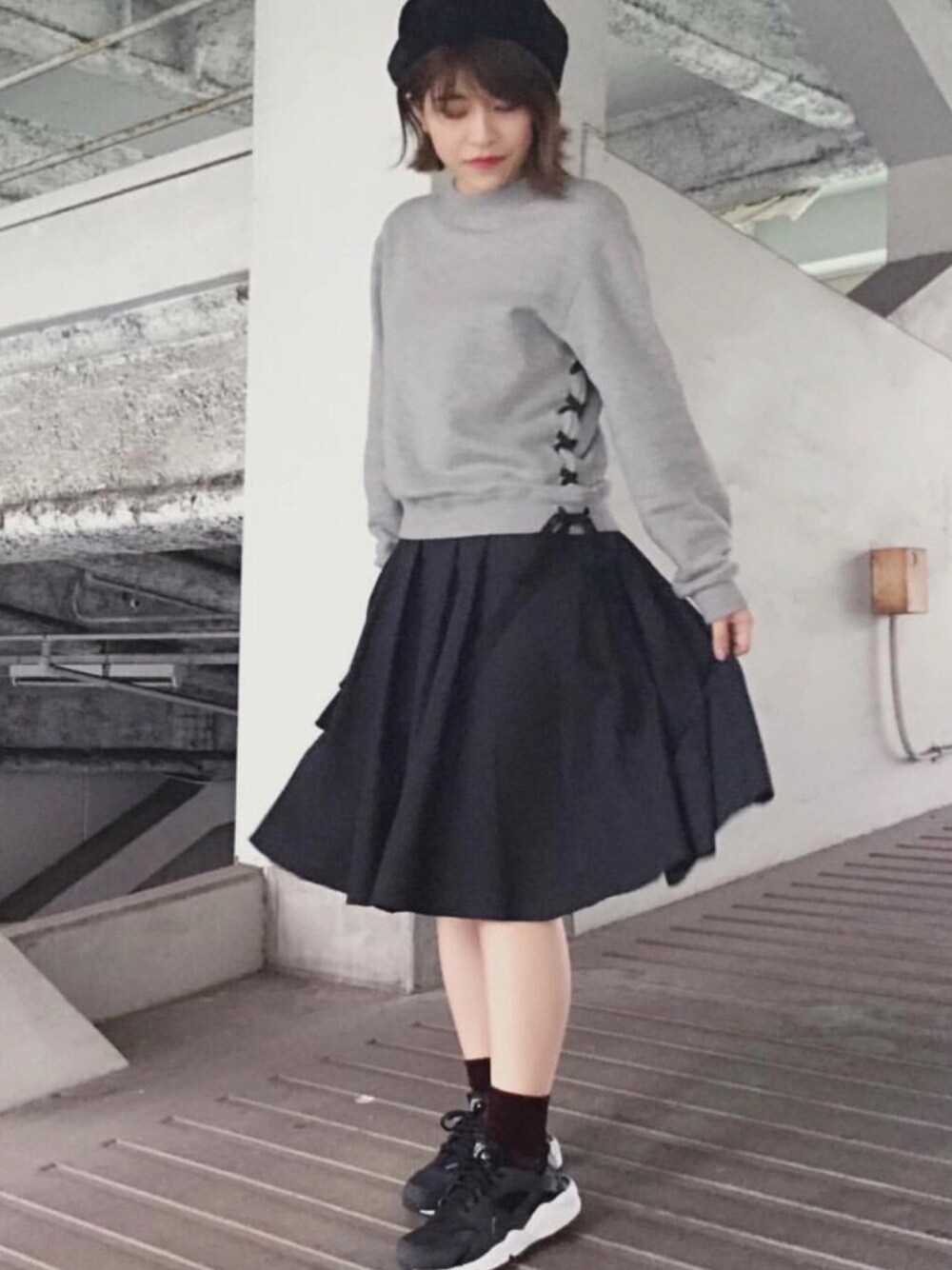 「CLANE、カジュアル、シンプル、靴下屋、ベレー帽、ショートヘア、秋服」｜「Bshopの【LE GLAZIK(ル グラジック)】ギャザーフレアースカート RFS（スカート、ブラック系）」を使った、ほとはらさん（レディース・160cm）の秋コーディネートの1枚目の写真