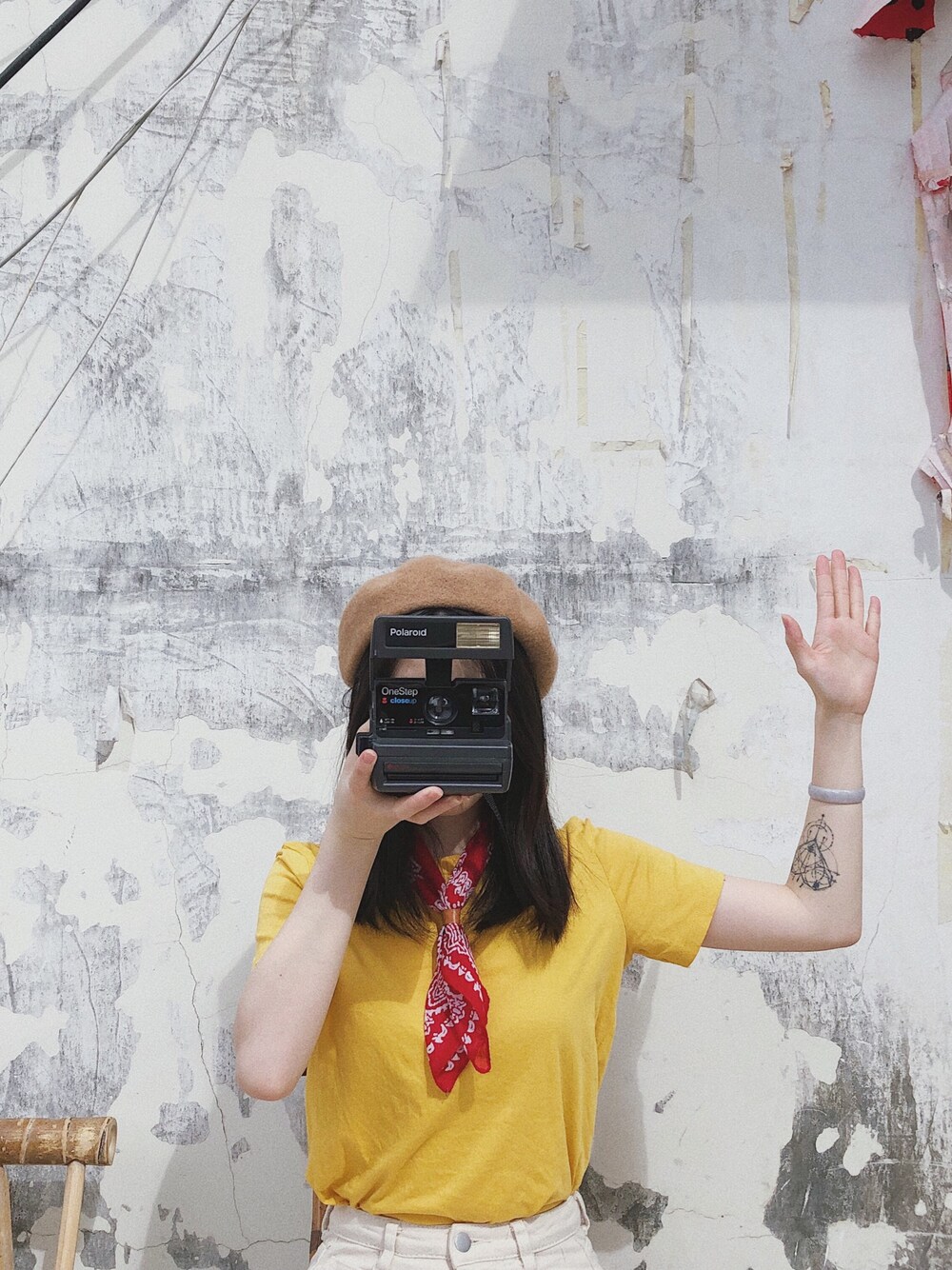 イエロー系のTシャツ/カットソー、レッド系の付け襟を着用したレディースの春コーディネートの1枚目の写真