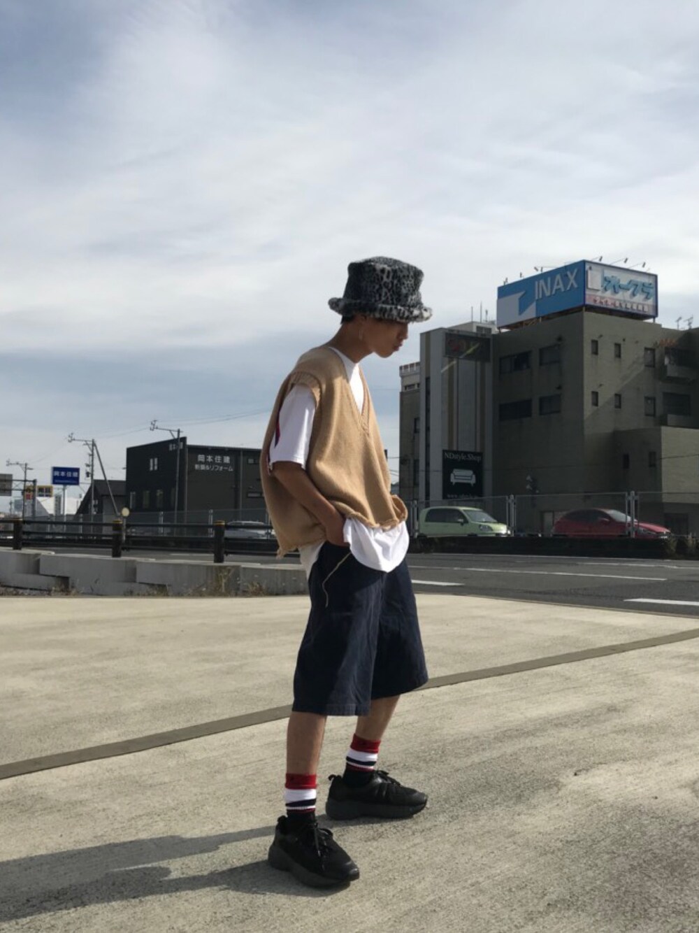 「ikumi、AcneStudios、doublet、ビッグシルエット、f4f、フォローミー、いいね、save、フォローお願いします🤑、春コーデ、春、Tシャツ」｜「doubletのアイテム（ニット/セーター、ベージュ系）」を使った、Kazumaさん（メンズ・171cm）の春コーディネートの1枚目の写真