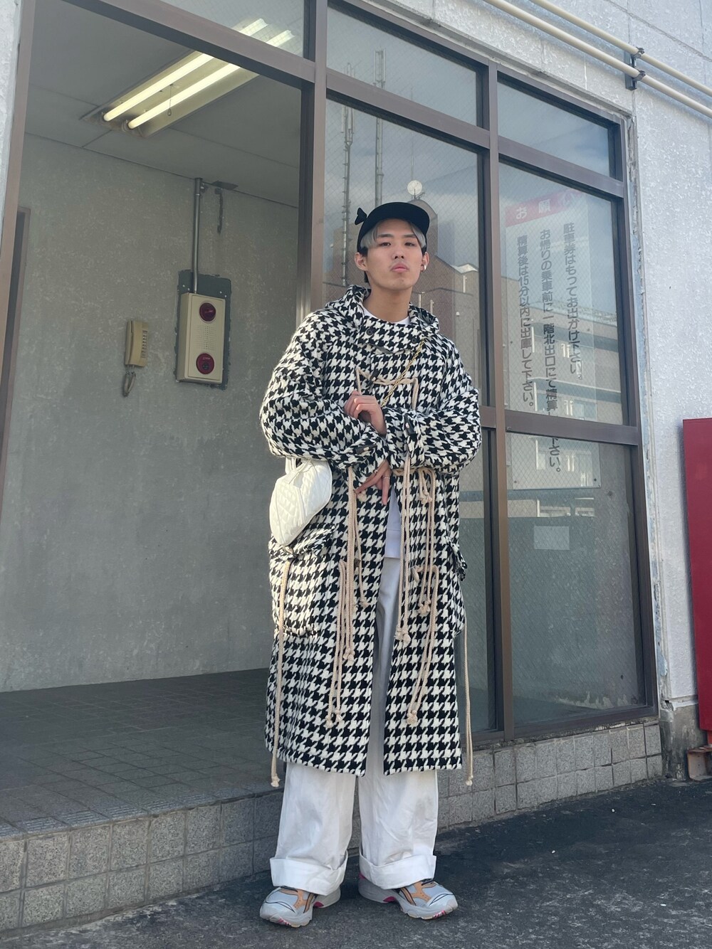 「秋冬コーデ、ビッグシルエット、スニーカーコーデ、シンプル、ダッフルコート、ピーコート、コート、アウター、ootd、冬」｜「UNDERCOVERのアイテム（キャップ、ブラック系）」を使った、Kazumaさん（メンズ・172cm）の冬コーディネートの1枚目の写真