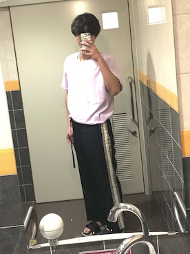 「H&M（エイチ・アンド・エム）のアイテム（Tシャツ/カットソー、ピンク系）」を使った、りょーたさん（メンズ・181cm）の秋コーディネート