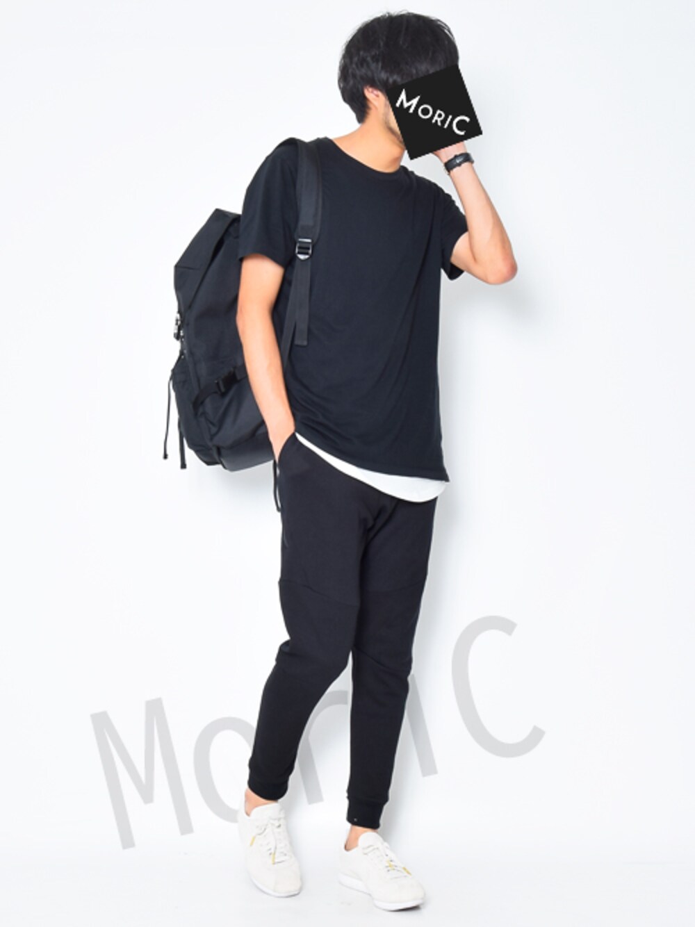 ブラック系のTシャツ/カットソー、グレー系のスニーカー、ホワイト系のタンクトップを着用したメンズの夏コーディネートの1枚目の写真