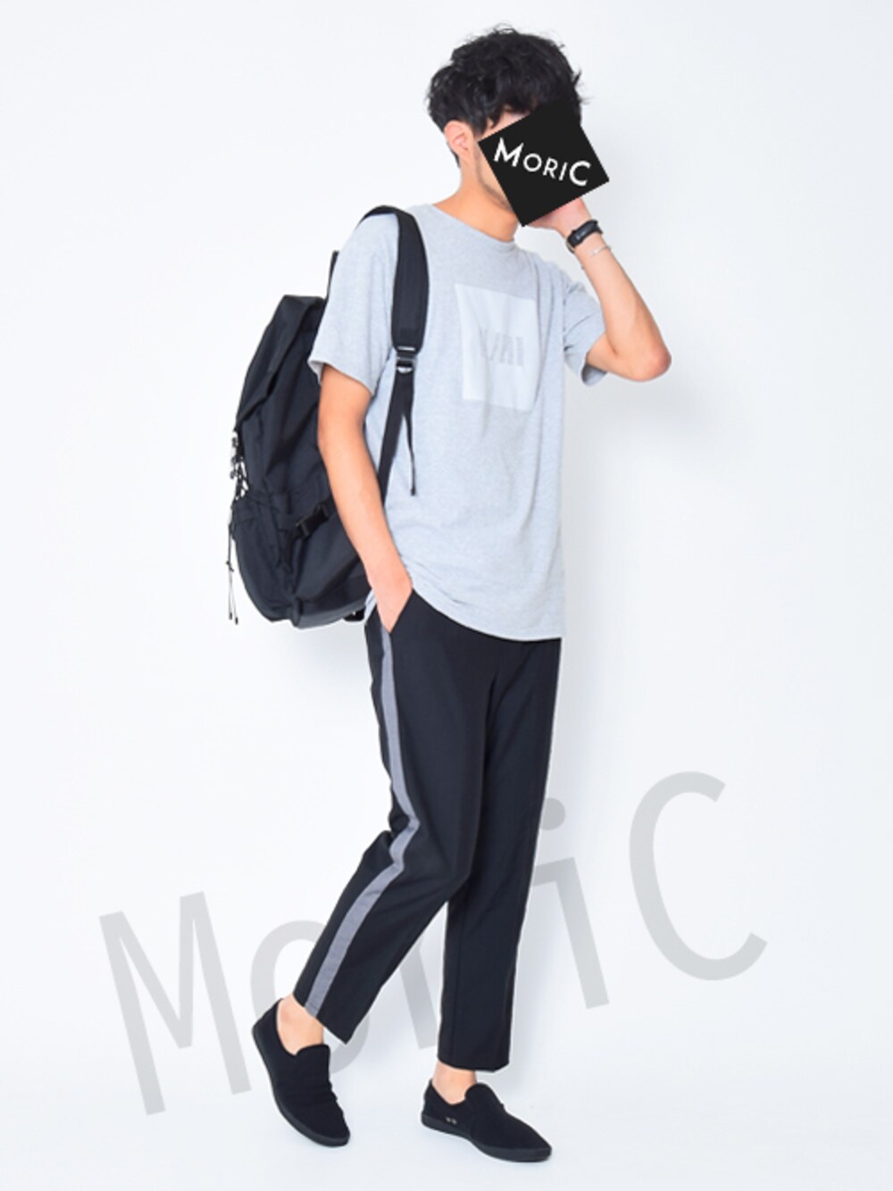 グレー系のTシャツ/カットソー、ブラック系のスラックス、ゴールド系のアナログ腕時計を着用したメンズの夏コーディネートの1枚目の写真