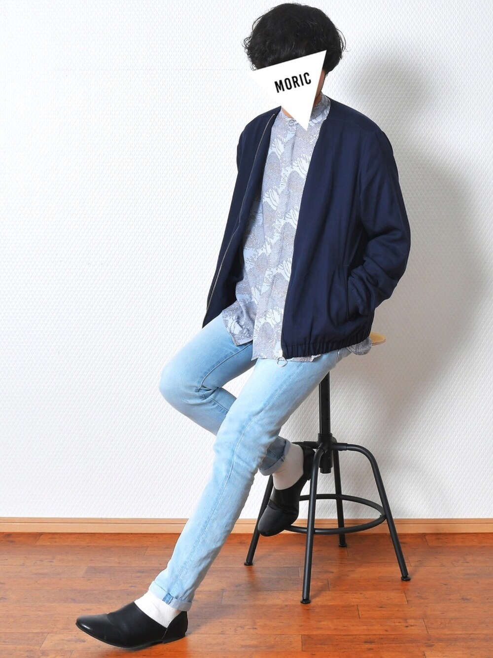 ブルー系のデニムパンツ、グレー系のシャツ/ブラウス、ブルー系のブルゾンを着用したメンズの春コーディネートの1枚目の写真