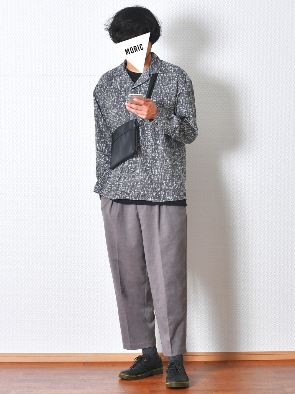 グレー系のシャツ/ブラウス、ブラウン系のその他パンツ、ブラック系のTシャツ/カットソーを着用したメンズの春コーディネートの1枚目の写真