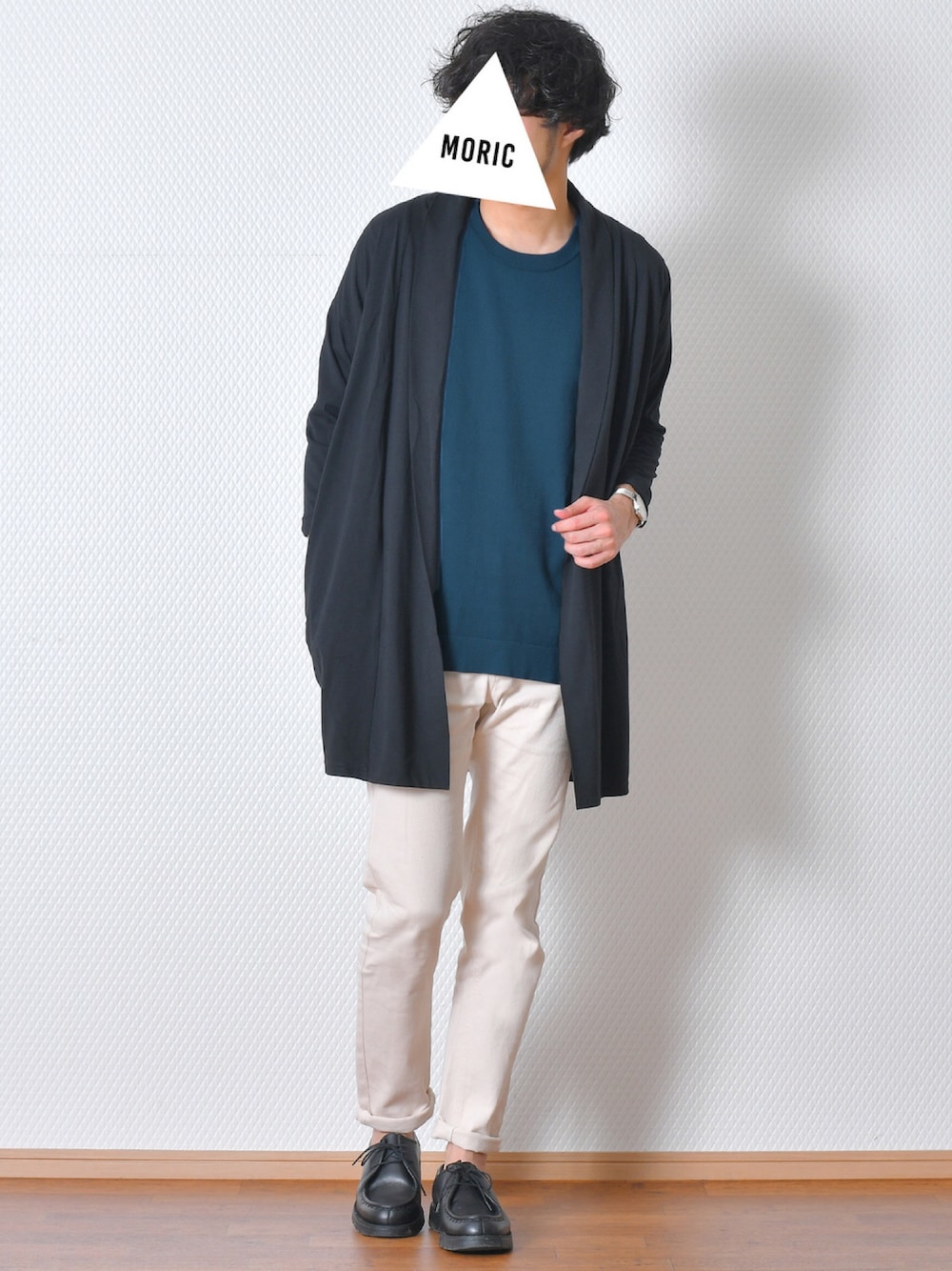 ブラック系のブーツ、シルバー系のアナログ腕時計を着用したメンズの春コーディネートの1枚目の写真