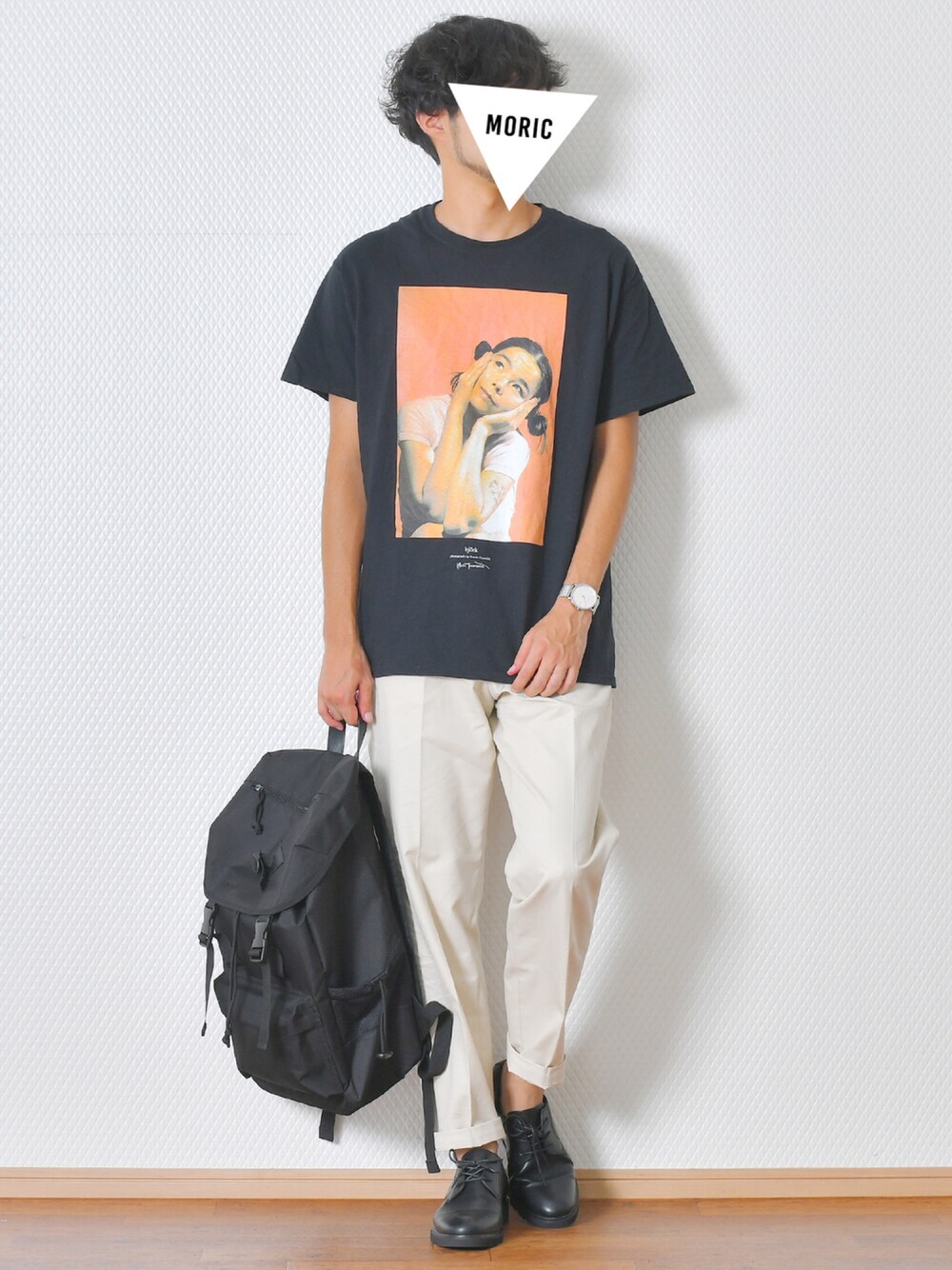 ブラック系のTシャツ/カットソー、ベージュ系のその他パンツ、シルバー系のアナログ腕時計を着用したメンズの夏コーディネートの1枚目の写真