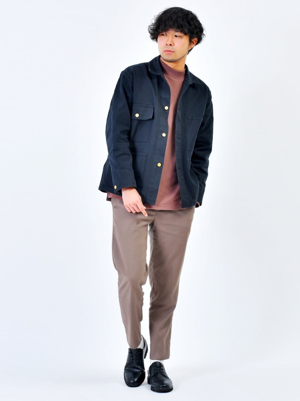 ブラック系のカバーオール、イエロー系のTシャツ/カットソー、ブラウン系のその他パンツを着用したメンズの秋コーディネートの1枚目の写真