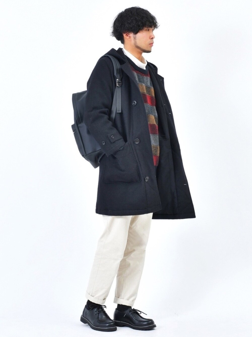 ベージュ系のその他パンツ、レッド系のニット/セーター、ホワイト系のTシャツ/カットソーを着用したメンズの冬コーディネートの1枚目の写真