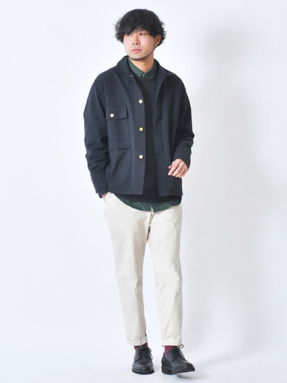 ブラック系のカバーオール、ベージュ系のその他パンツ、グリーン系のシャツ/ブラウスを着用したメンズの冬コーディネートの1枚目の写真