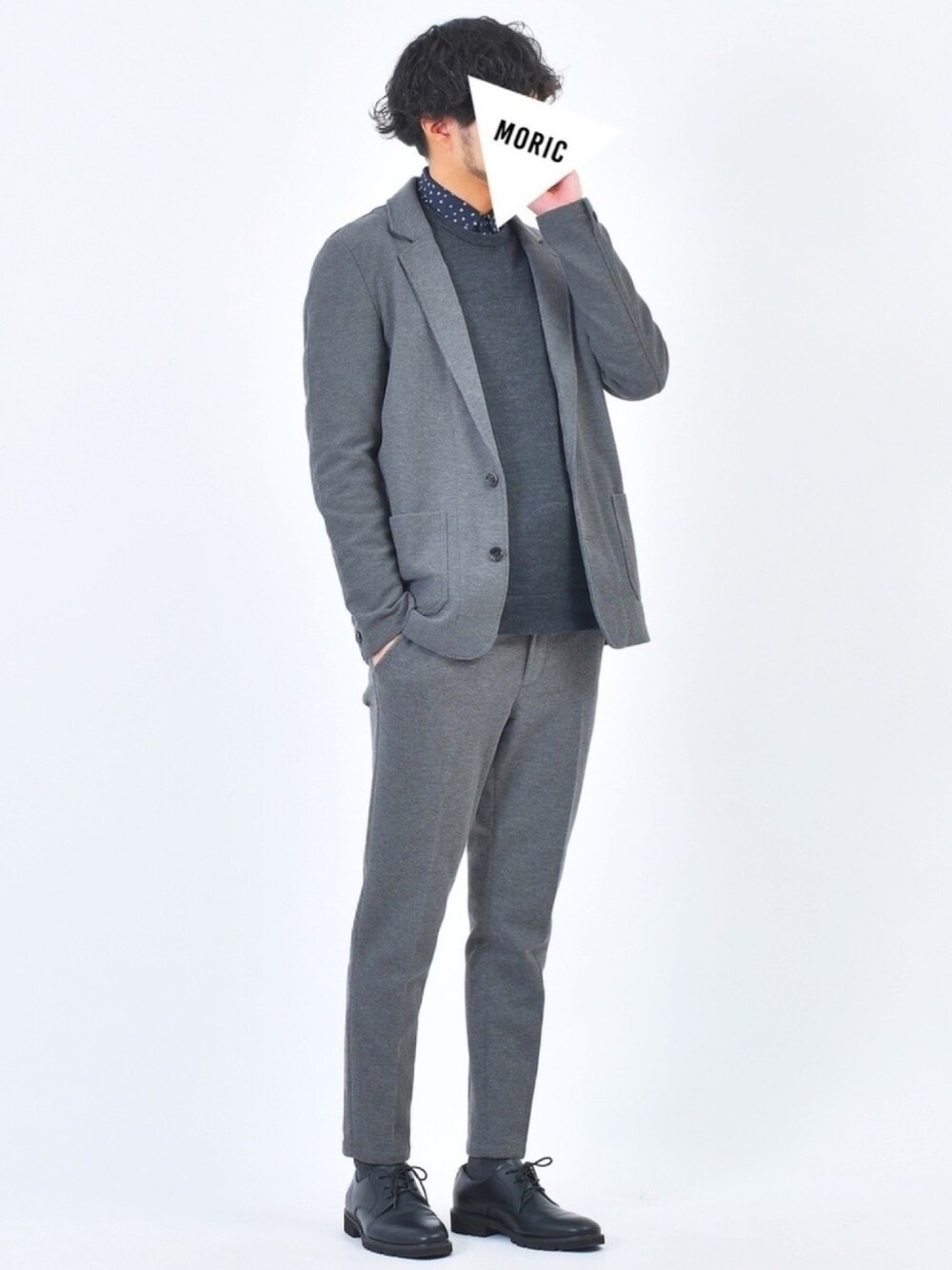 ブルー系のシャツ/ブラウス、グレー系のニット/セーター、グレー系のソックス/靴下を着用したメンズの冬コーディネートの1枚目の写真