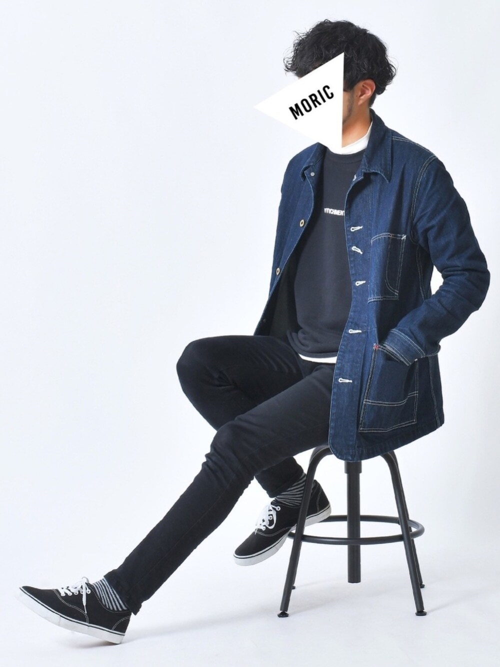 ブルー系のカバーオール、ブラック系のスウェット、ホワイト系のニット/セーターを着用したメンズの冬コーディネートの1枚目の写真